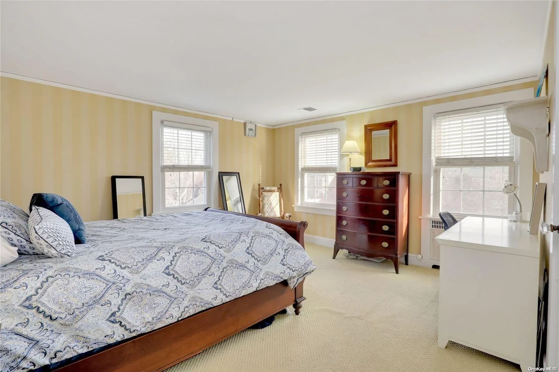 Photo of 87 W Islip Road