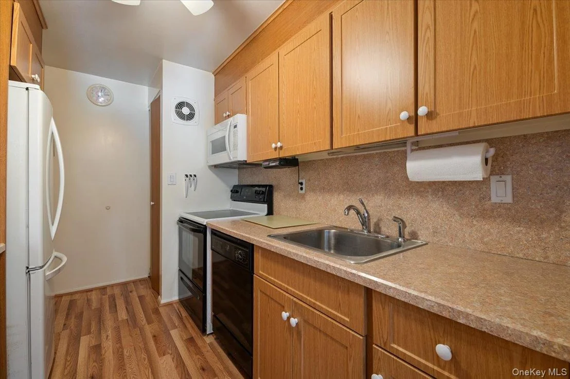 Photo of Unit 607 at 2355 Pershing Boulevard