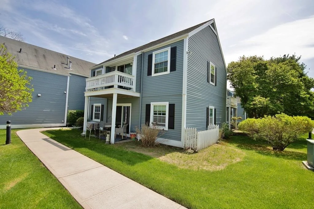 Photo of Unit B at 800 Commons Way