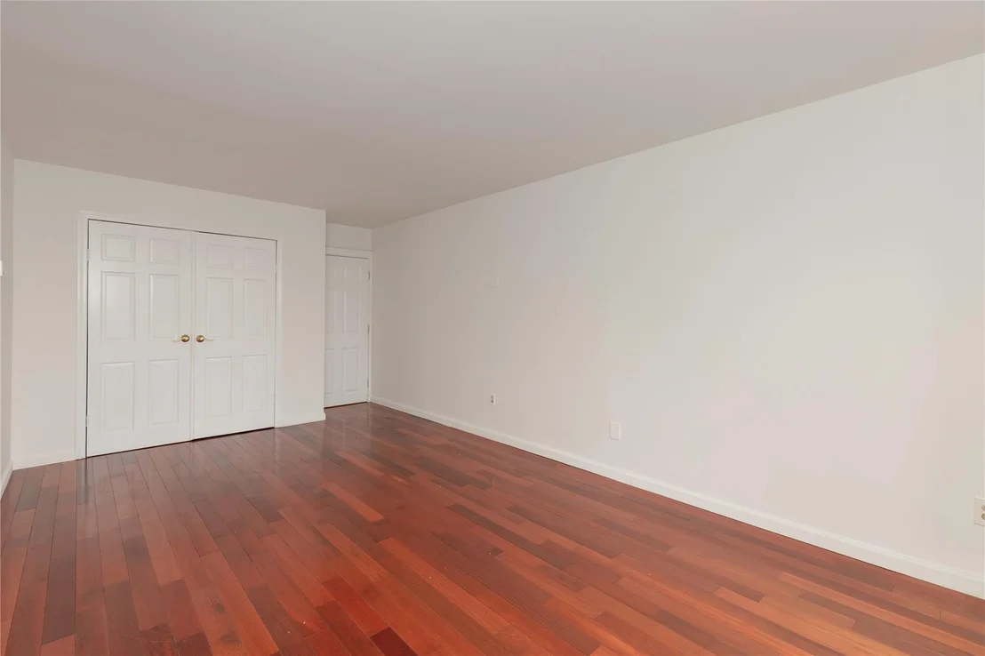 Photo of Unit 607 at 1374 Midland Avenue
