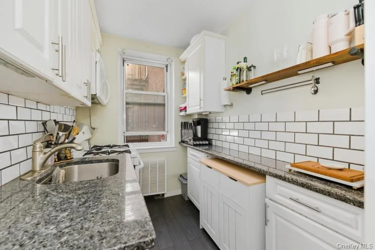 Photo of Unit 2I at 765 Bronx River Road