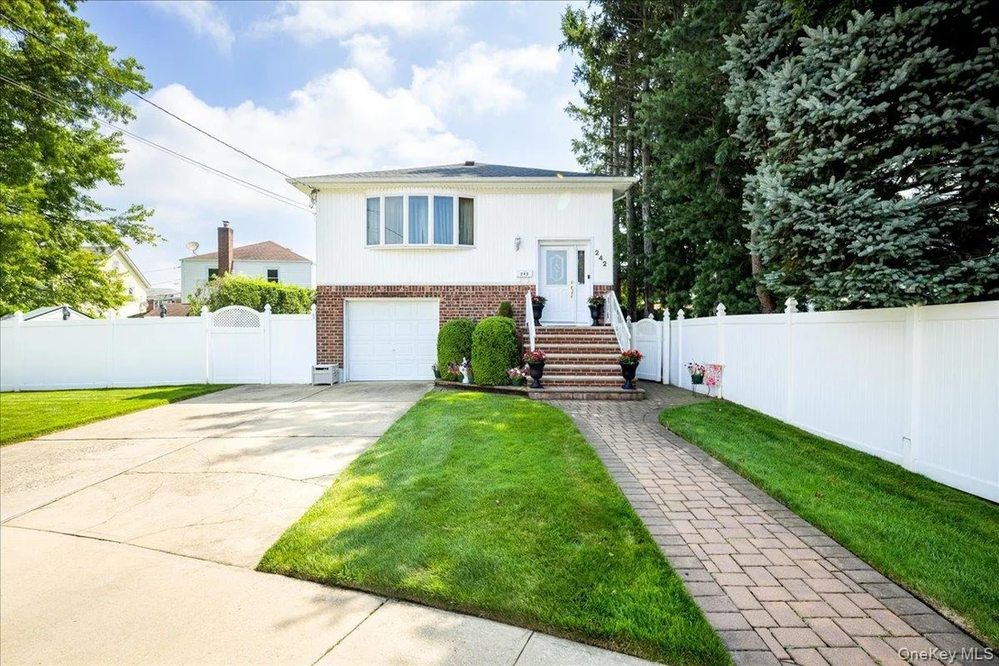 Photo of 242 Seidman Place