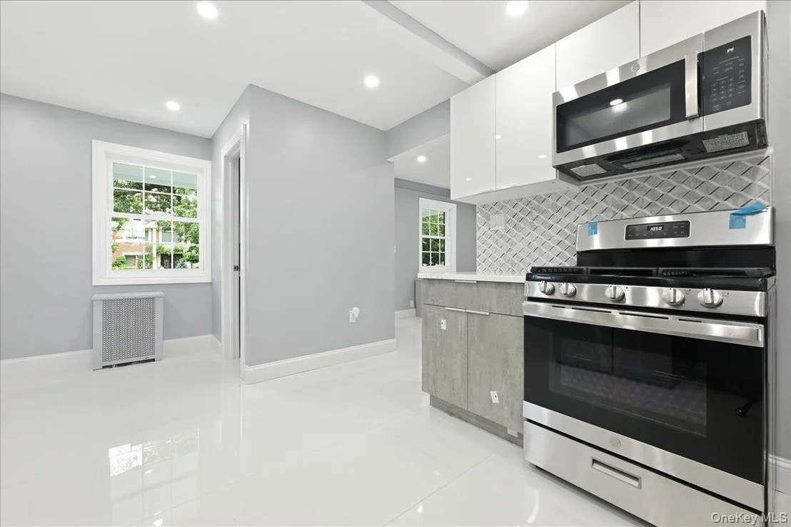 Photo of 415 Leonard Boulevard