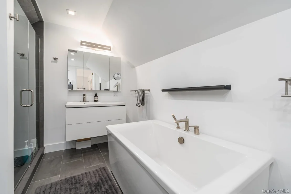 Photo of 213 Herricks Lane