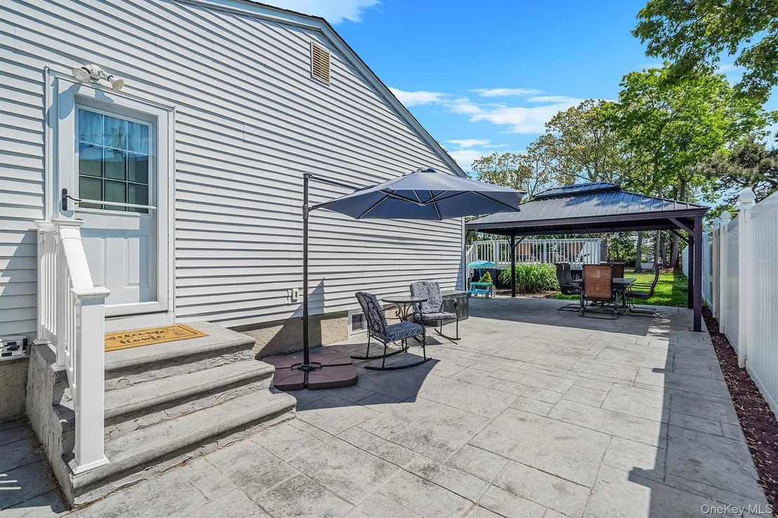 Photo of 121 Selden Boulevard