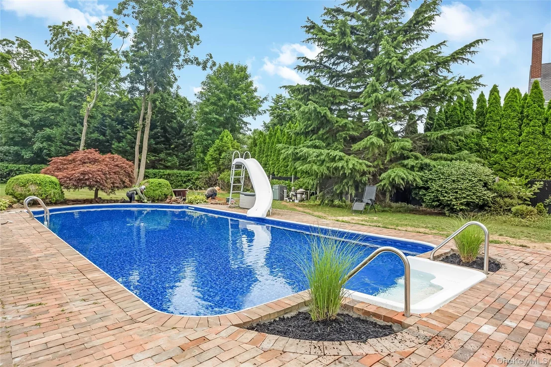 Photo of 348 Middle Road
