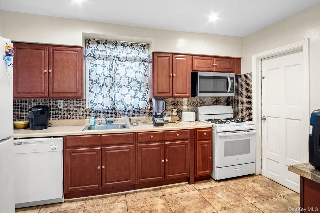 Photo of 16 Hendrickson Avenue