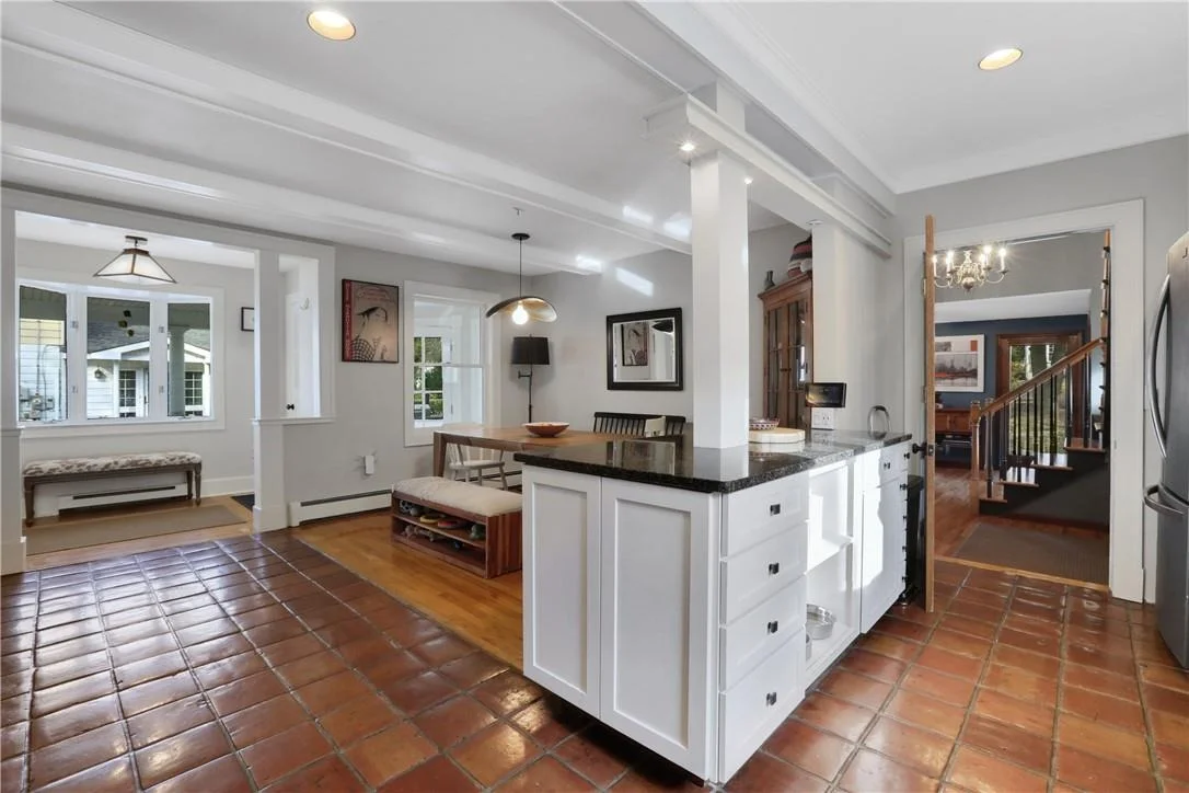 Photo of 323 Lakeside Road