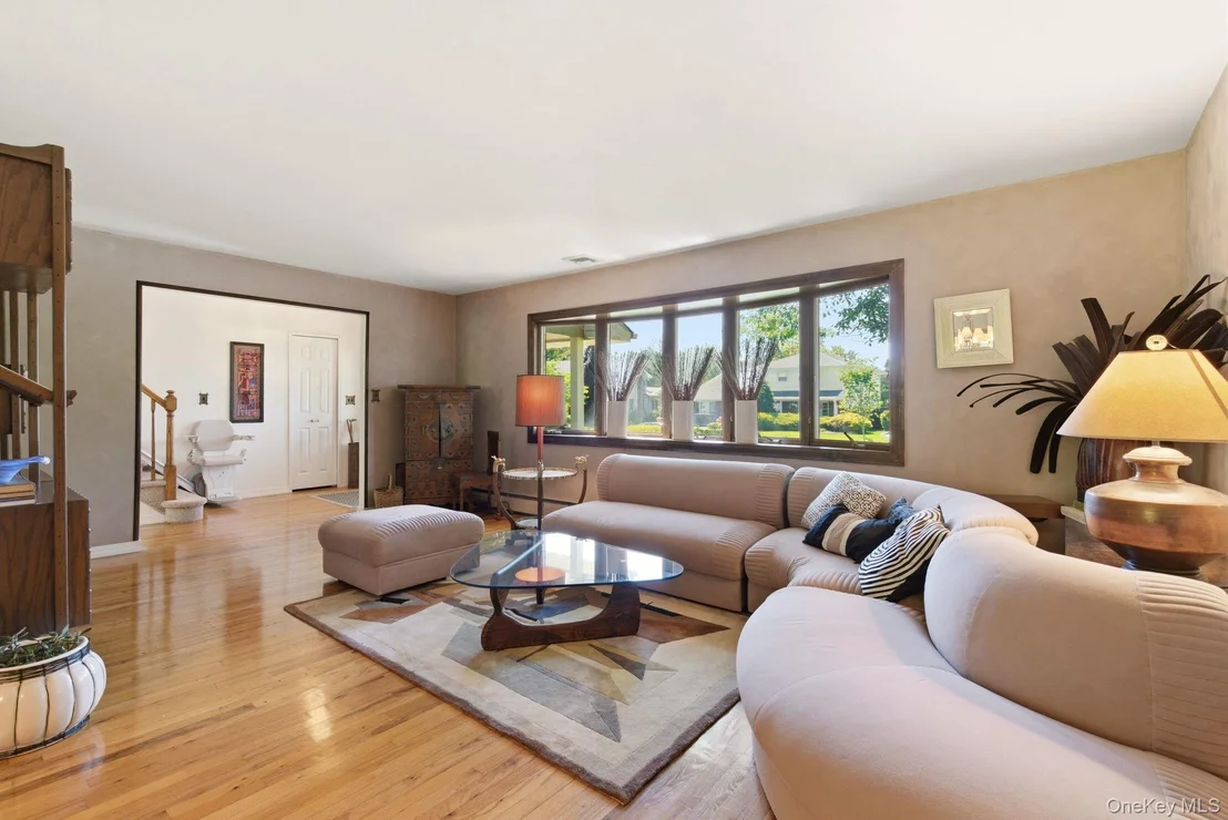 Photo of 61 Hofstra Drive