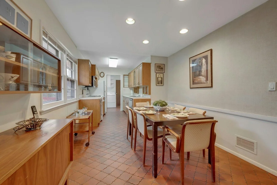 Photo of 180 N Hampton Drive
