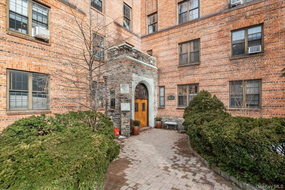 Photo of Unit 3A at 824 Bronx River Road