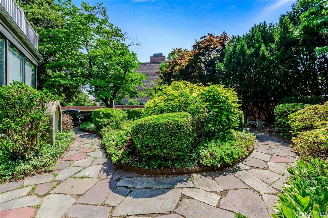 Photo of 1264 Rhinelander Avenue