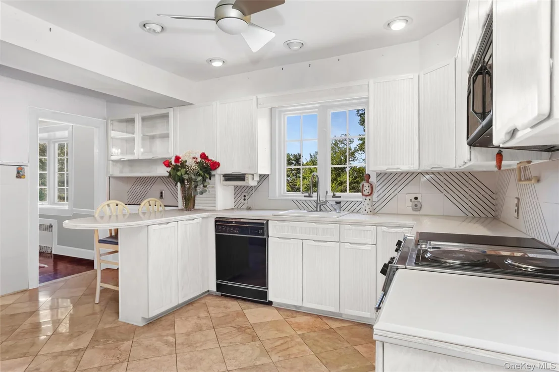 Photo of 889 James Street