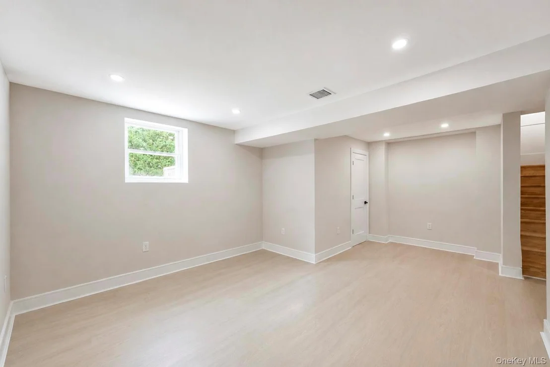 Photo of 949 Midway