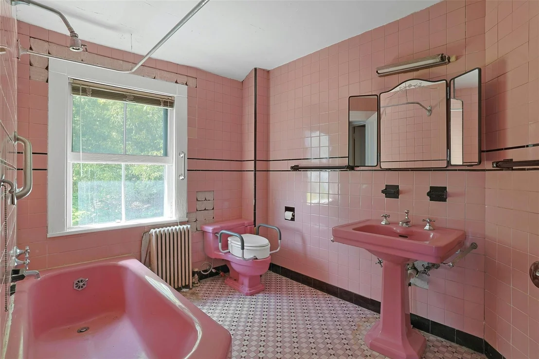 Photo of 225 River Road