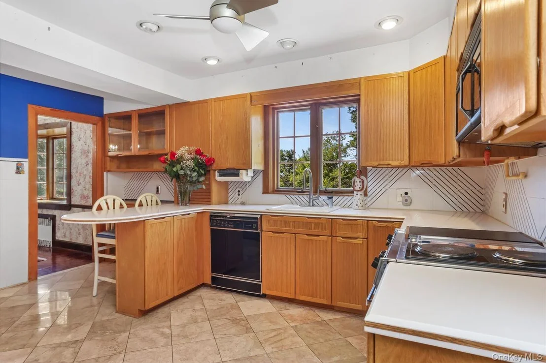 Photo of 889 James Street