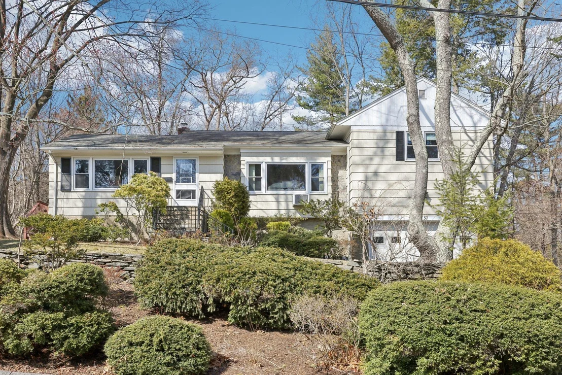 Photo of 37 Mohegan Lane