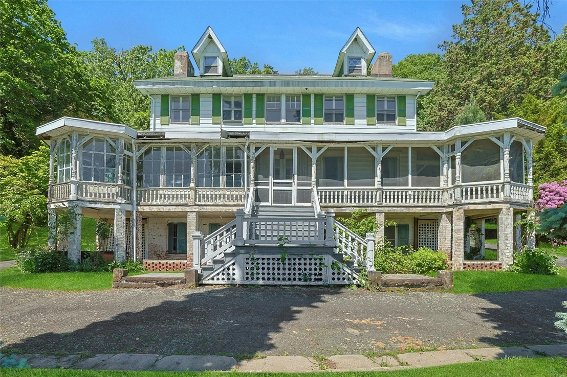 Photo of 225 River Road