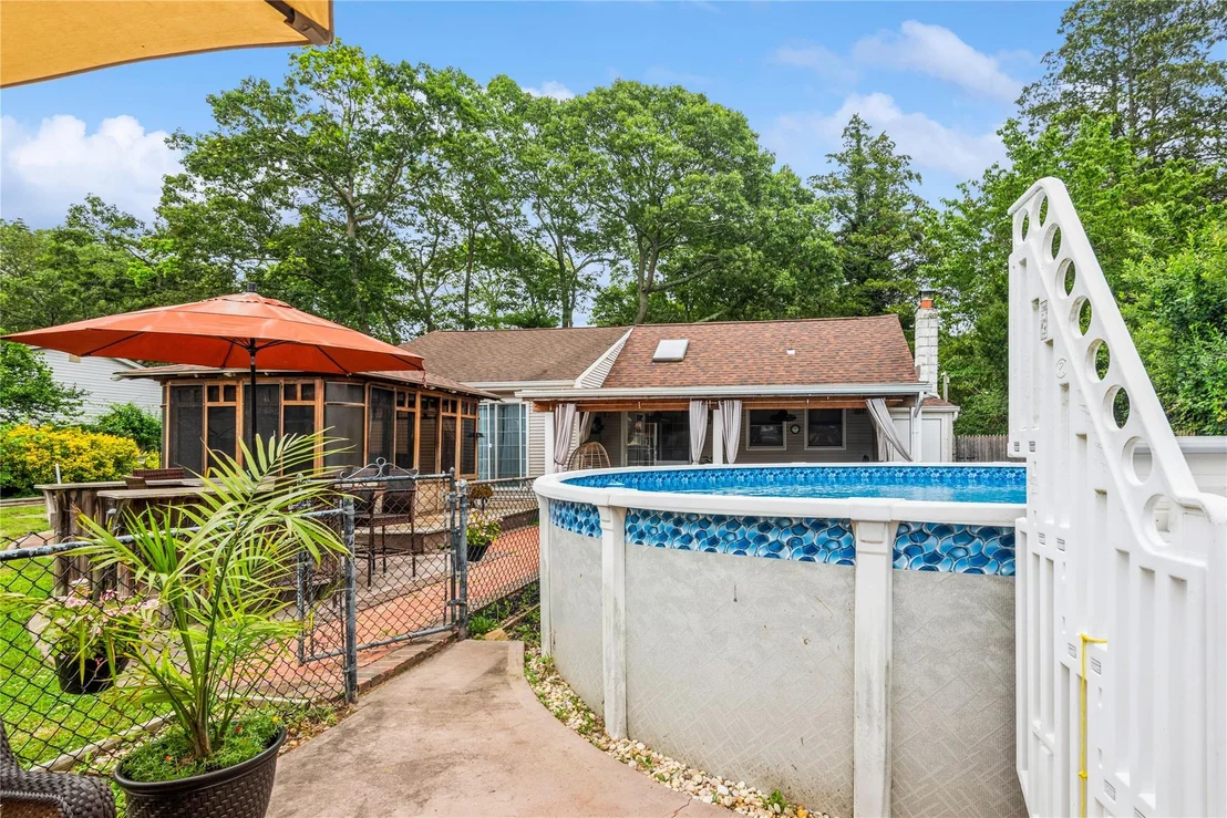 Photo of 120 Lynbrook Drive