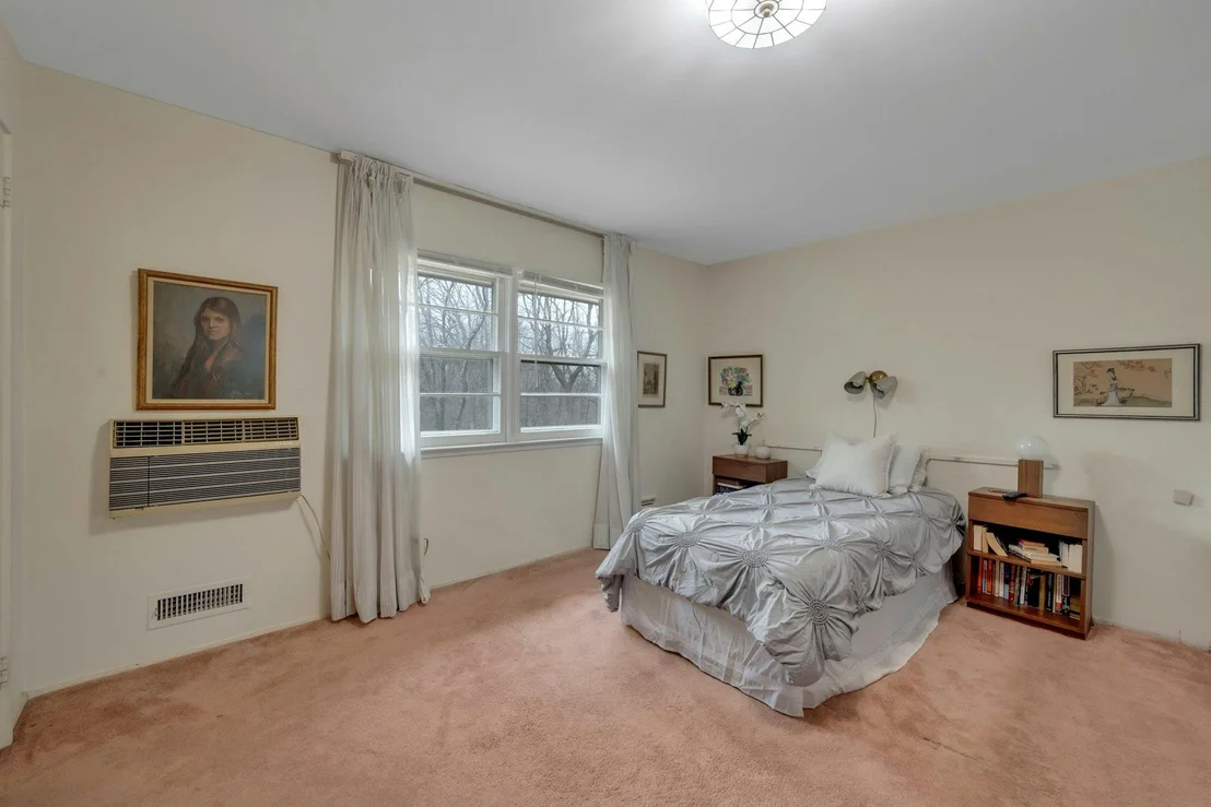 Photo of 180 N Hampton Drive