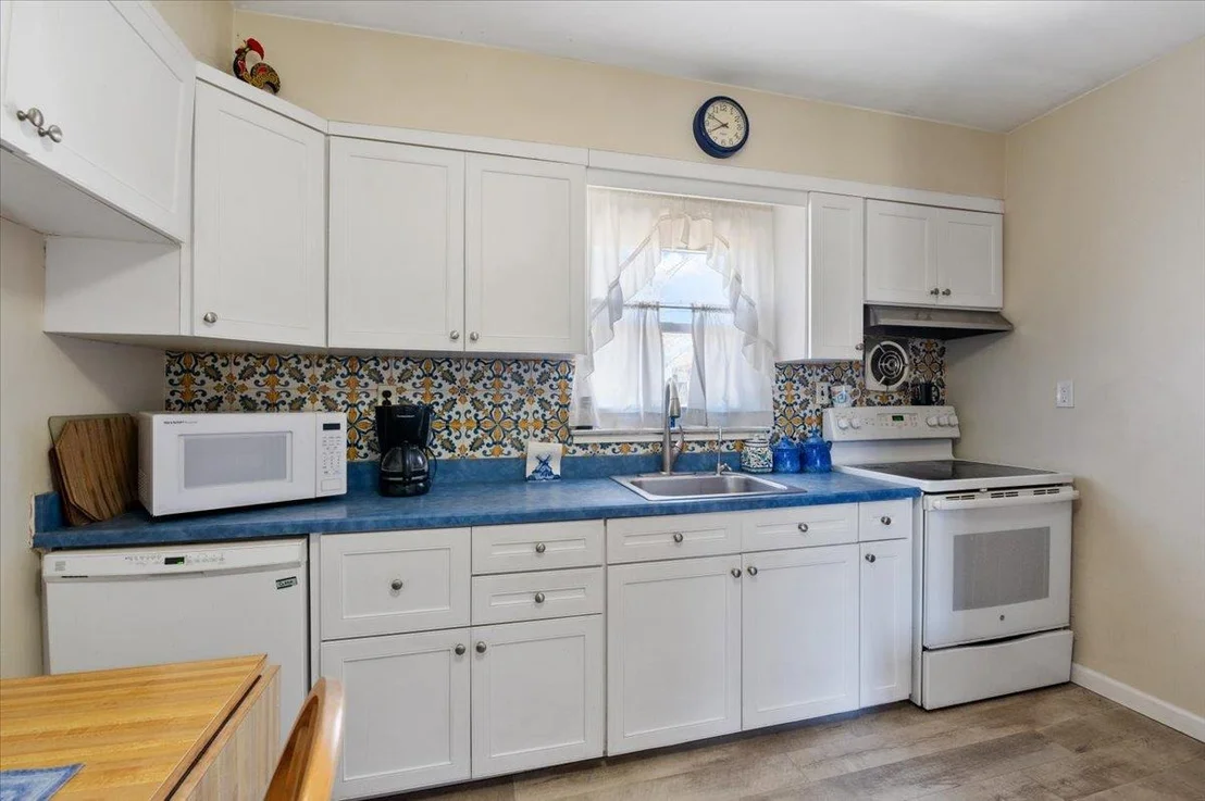 Photo of 808 De Mott Ave