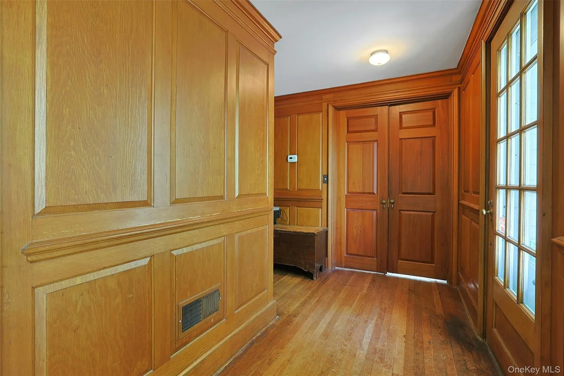 Photo of 982 Bradley Parkway
