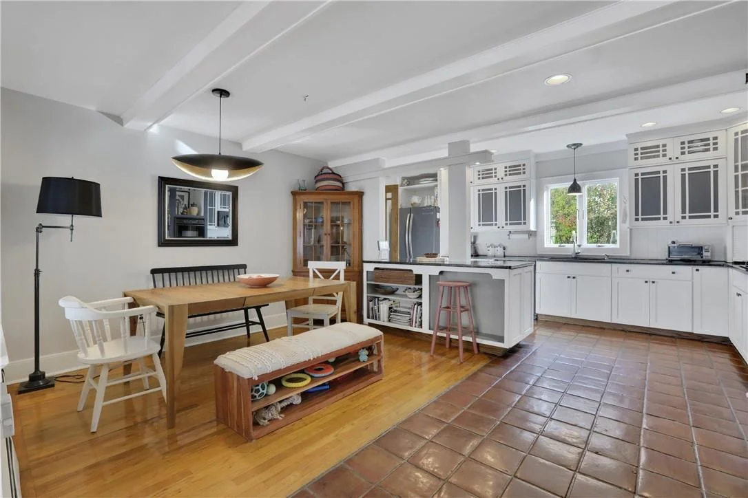 Photo of 323 Lakeside Road