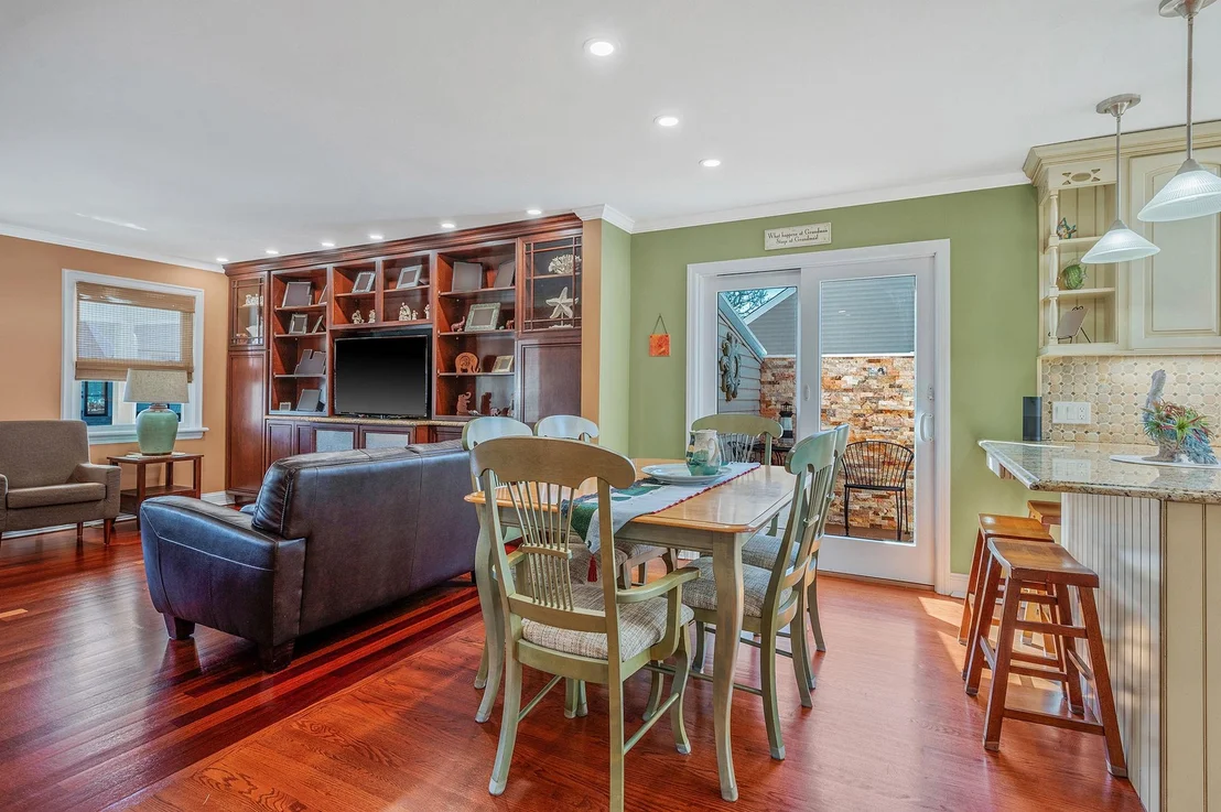 Photo of 320 East Drive