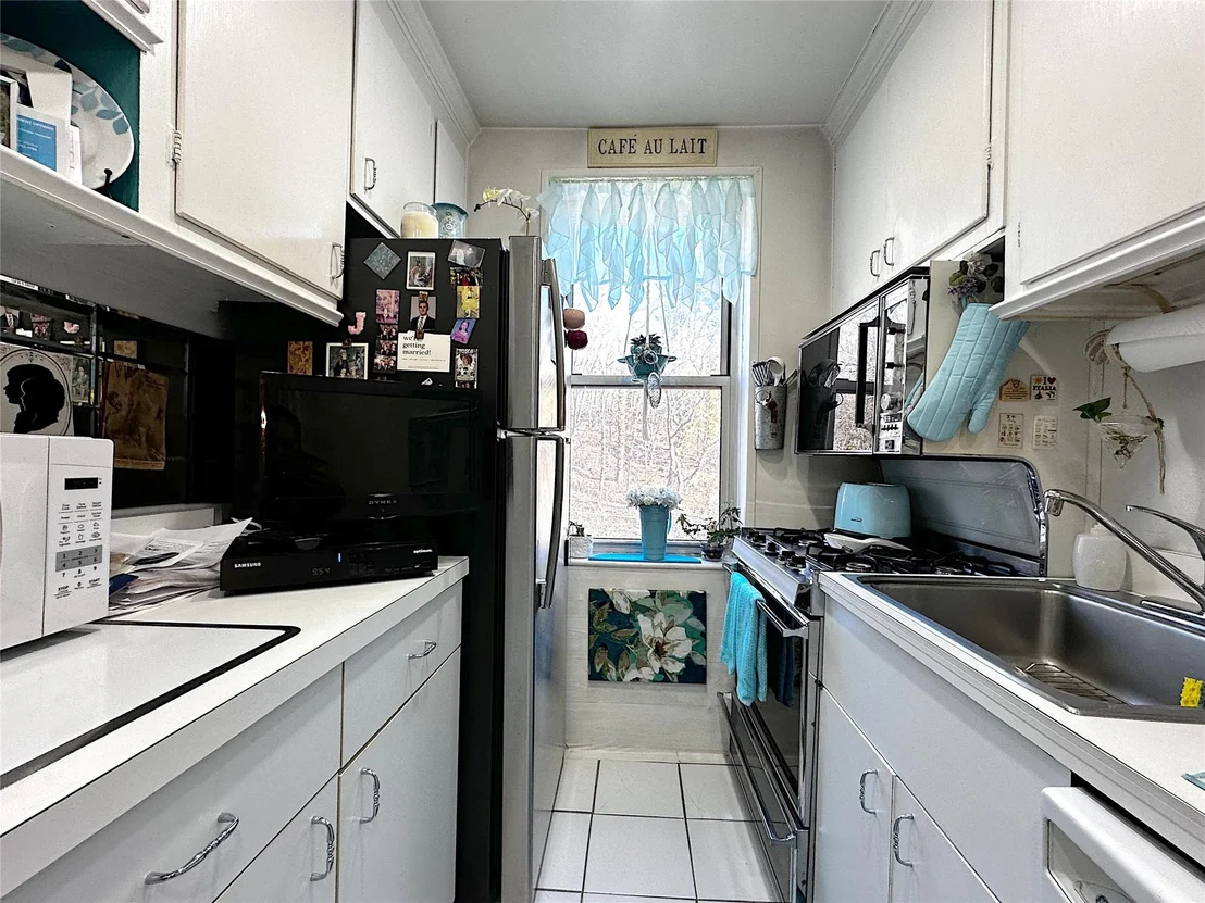 Photo of Unit 3F at 247 Parkview Avenue
