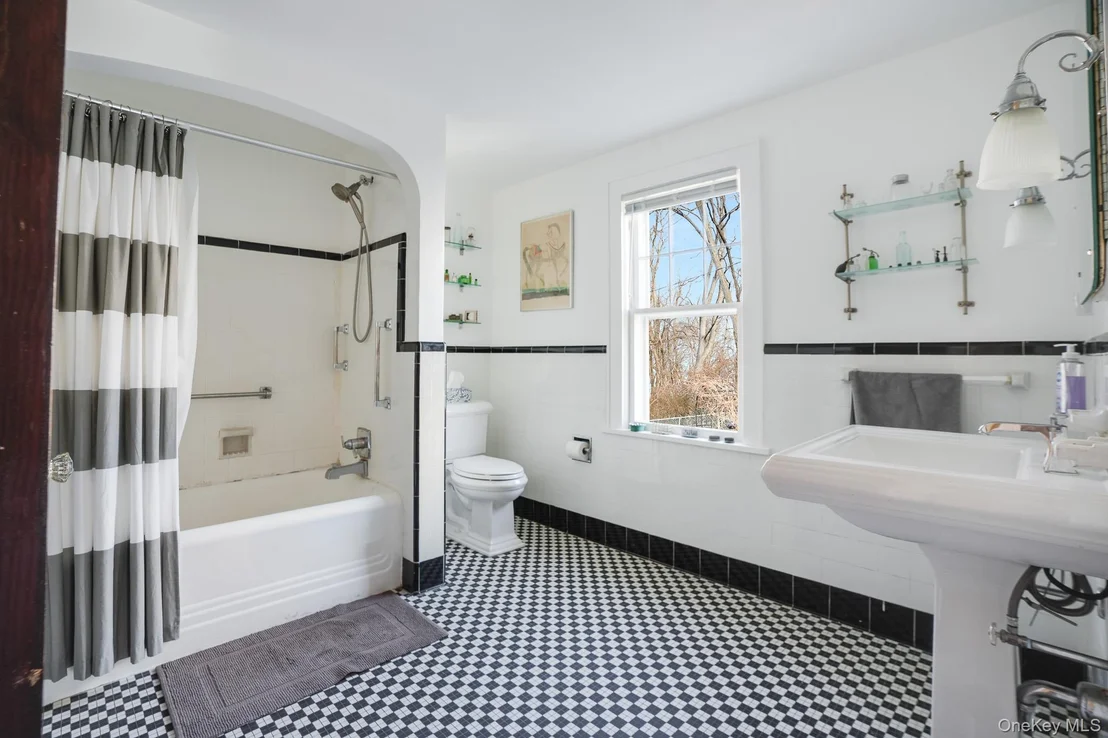 Photo of 31 Wilson Boulevard