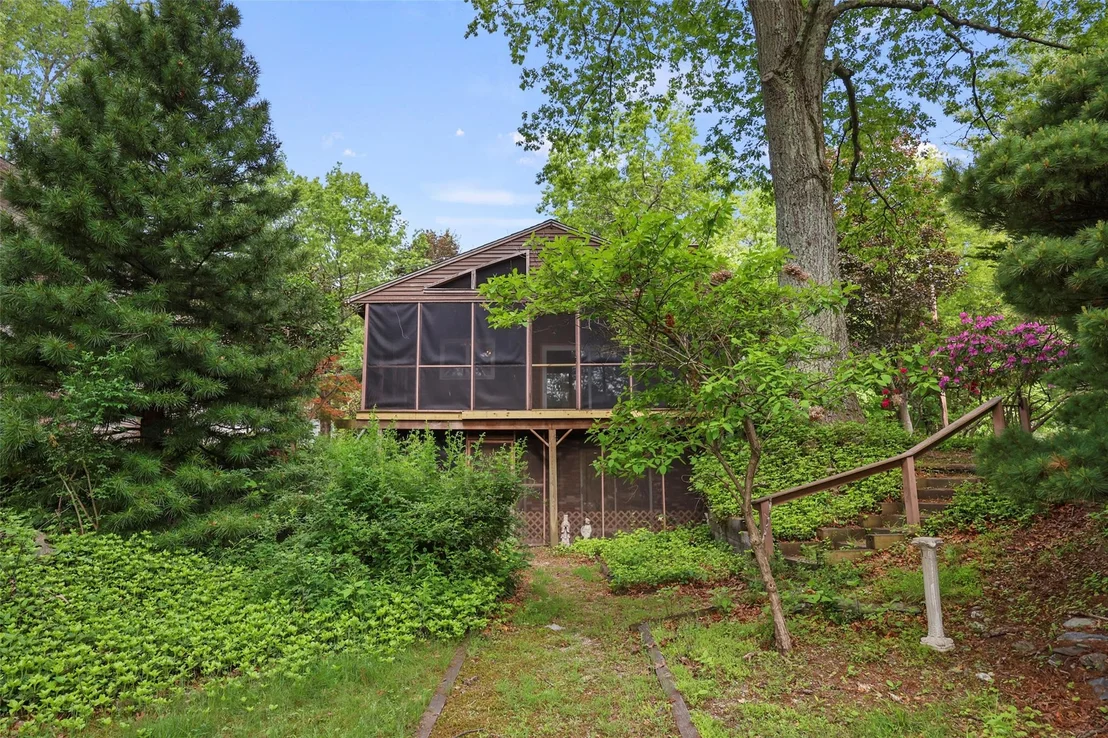 Photo of 1122 Lake View Road