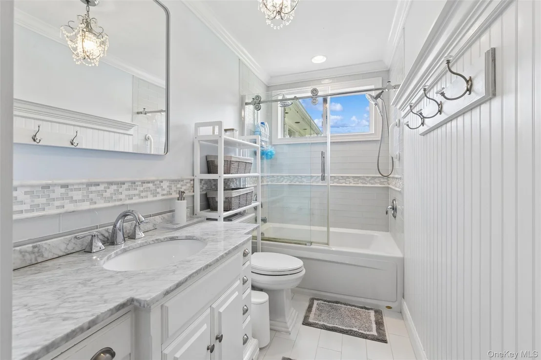 Photo of 1039 Middle Road