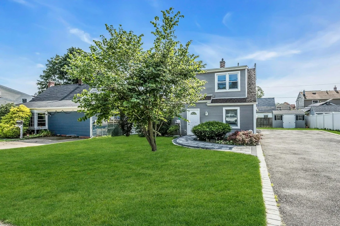Photo of 444 Gardiners Avenue