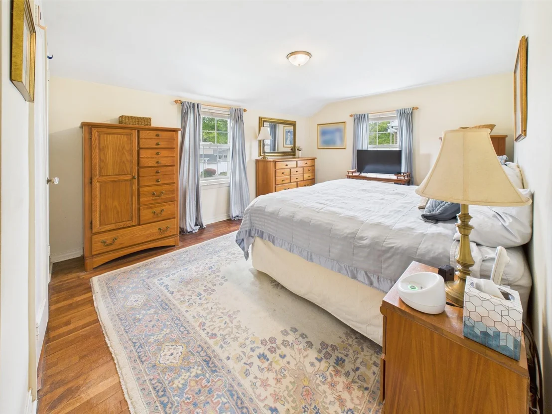 Photo of 76 Crest Road W