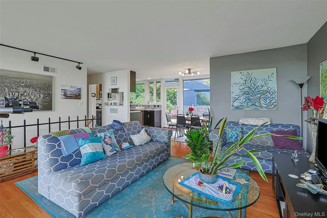 Photo of 8 Edgewater Lane