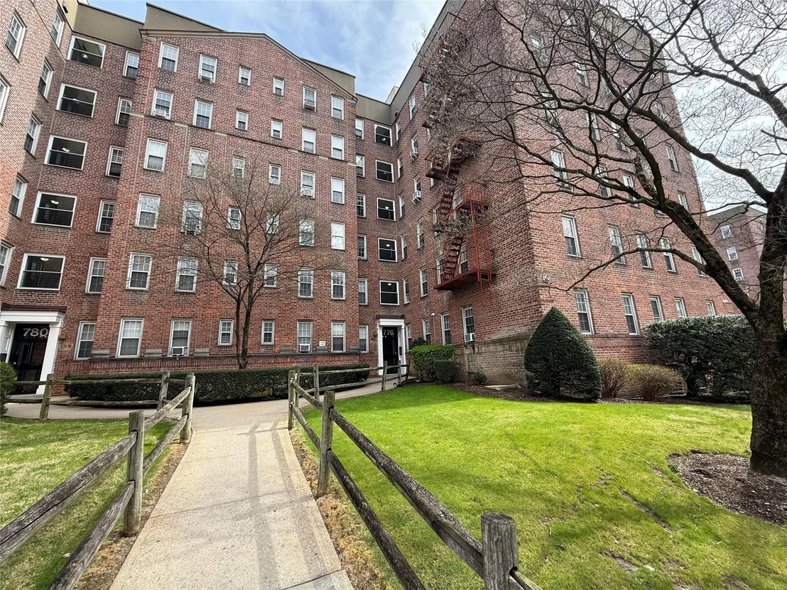 Photo of Unit B33 at 776 Bronx River Road