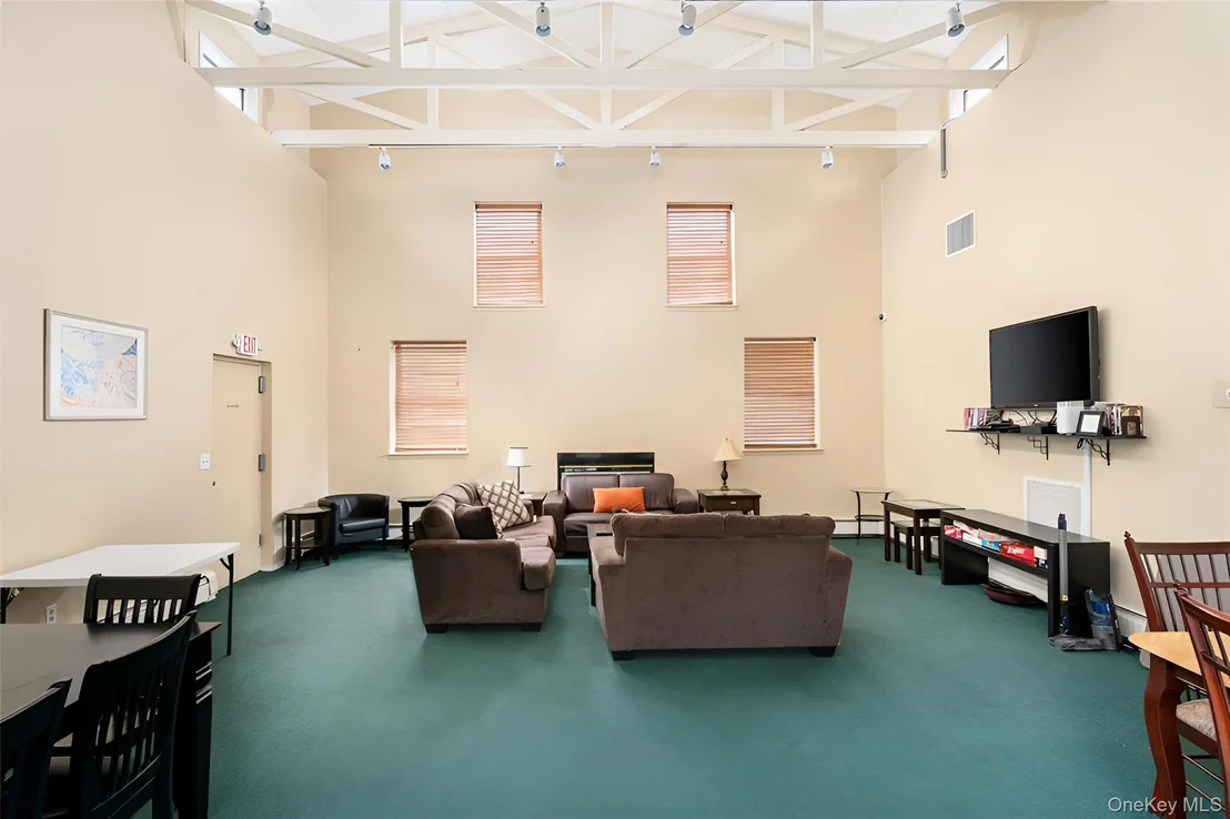 Photo of Unit 33B at 2449 UNION Boulevard