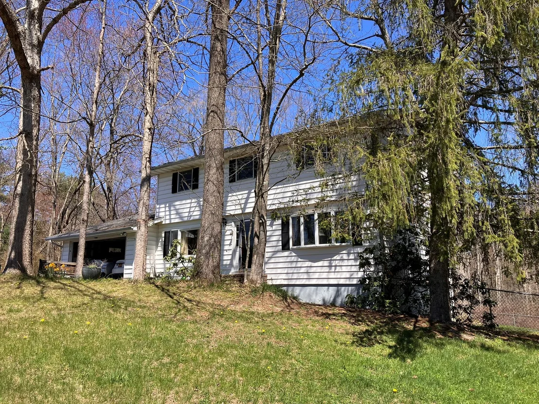 Photo of 218 Roosevelt Road