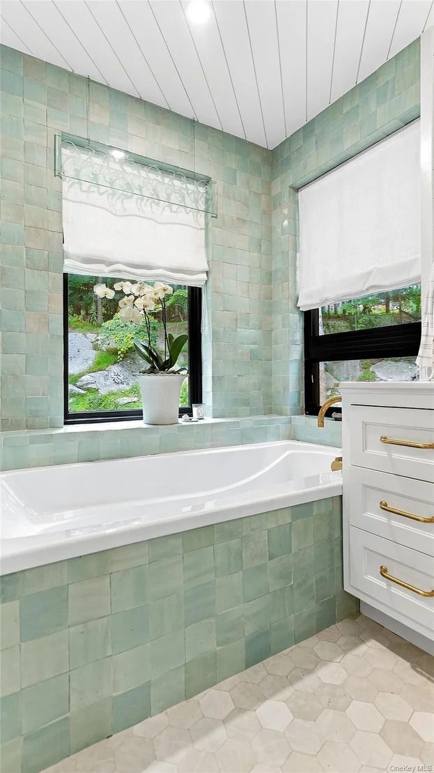 Photo of 1114 Barrett Circle W