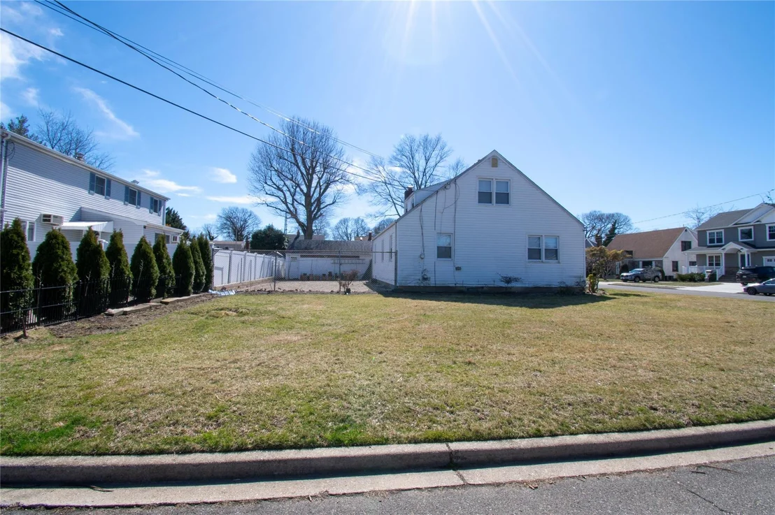 Photo of 2135 Maple Street