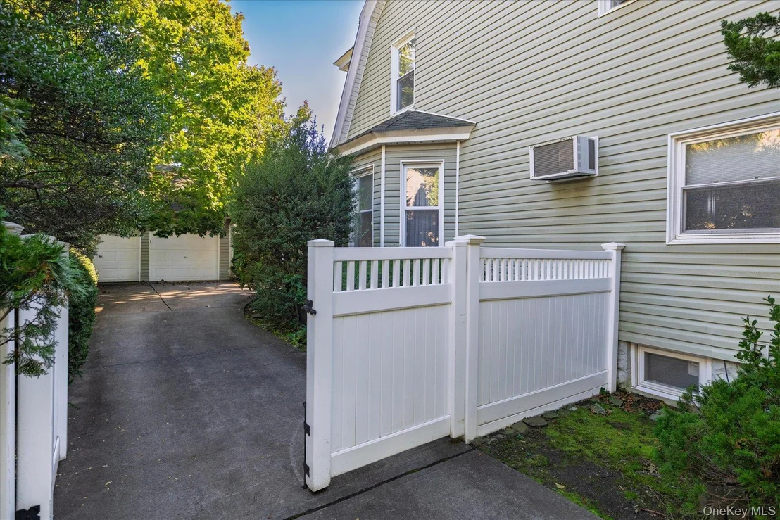 Photo of 2887 Stevens Street
