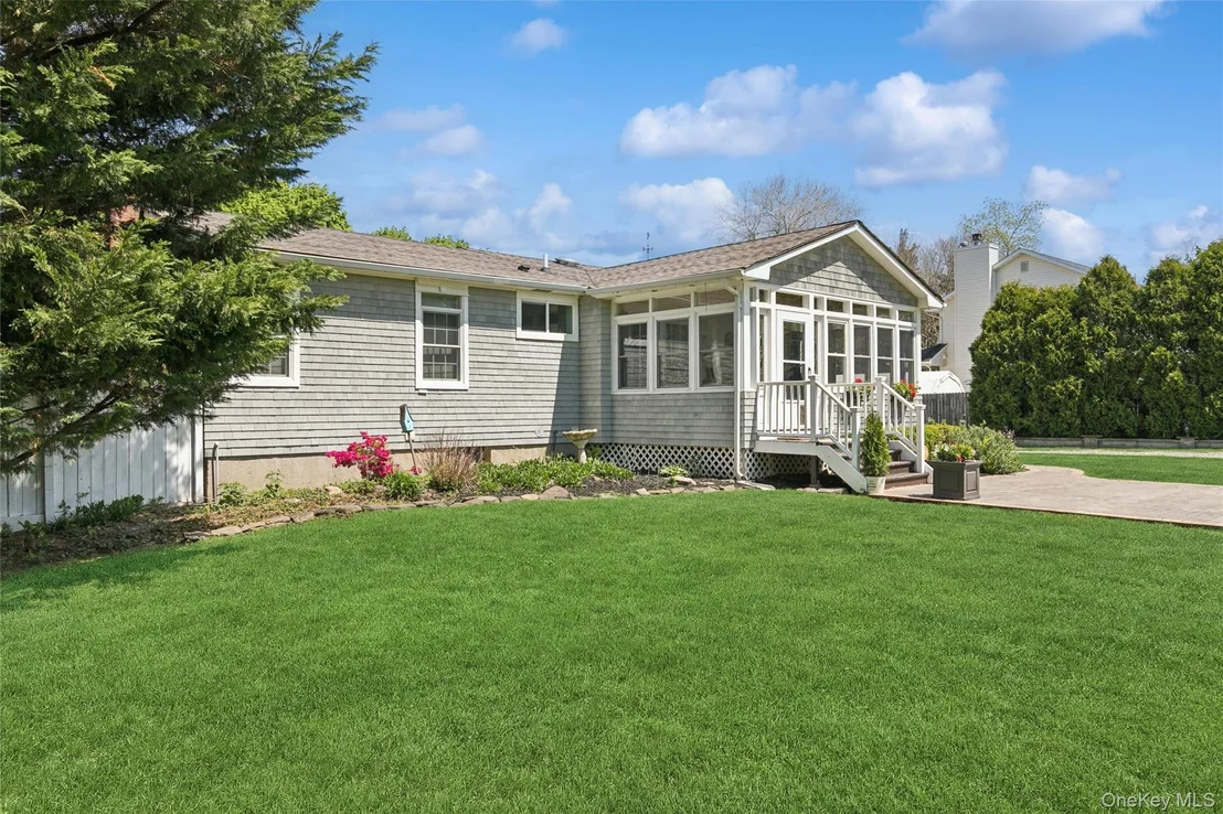 Photo of 1039 Middle Road