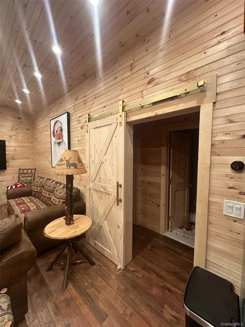 Photo of 989 Chiloway Road