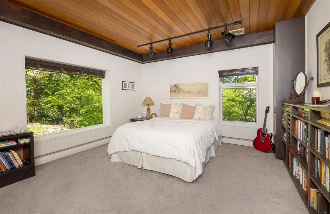 Photo of 80 Colonial Avenue