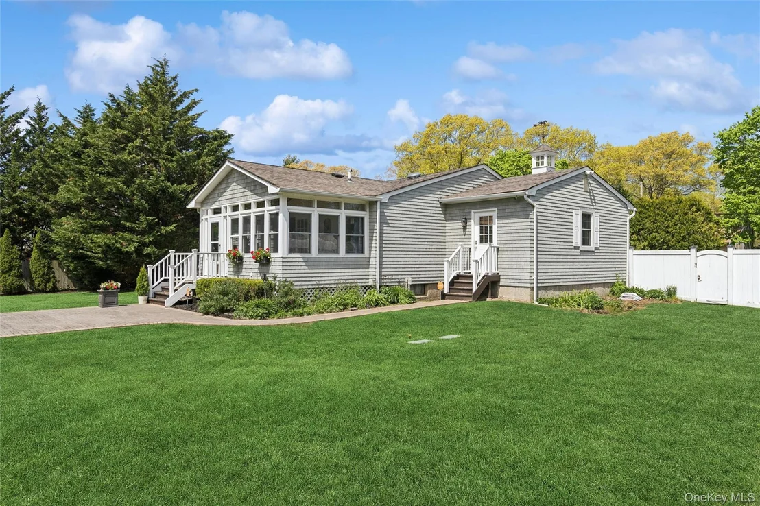 Photo of 1039 Middle Road