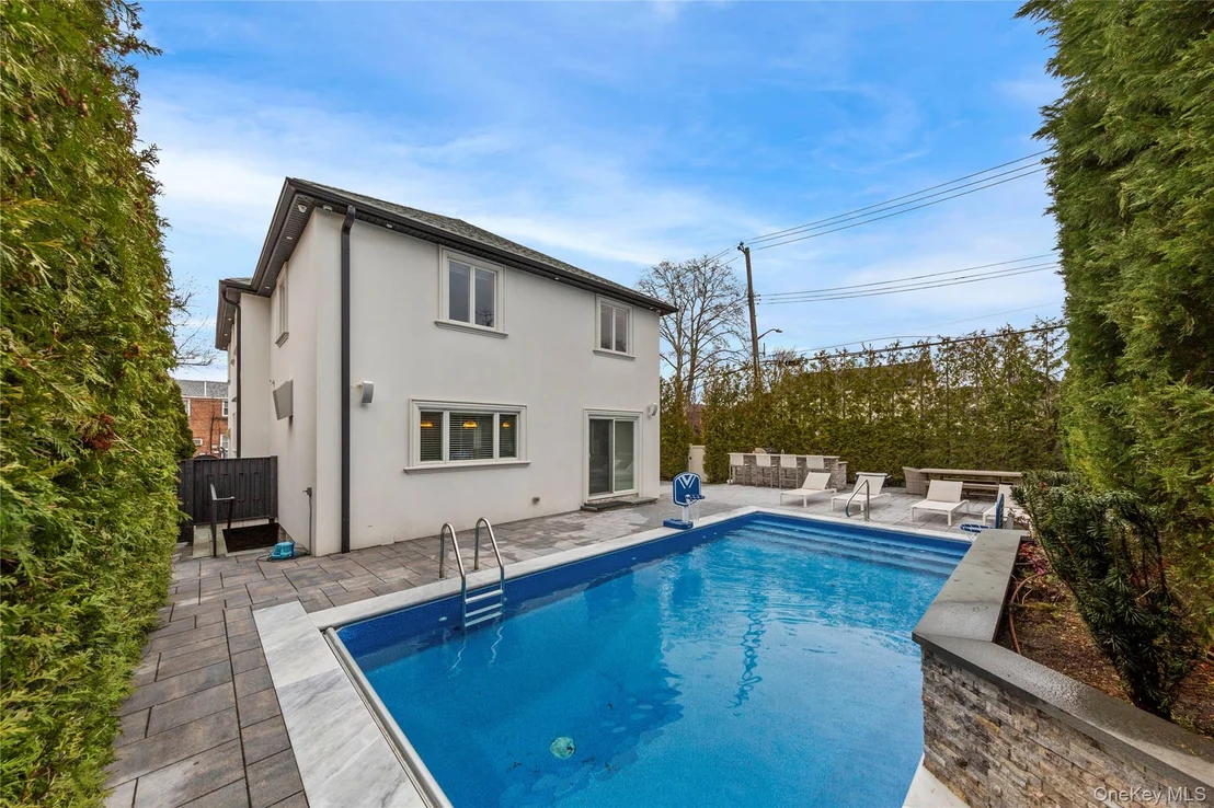 Photo of 15496 Riverside Drive