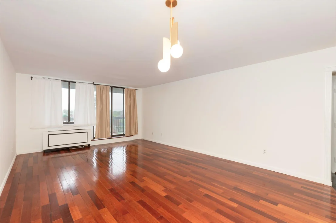 Photo of Unit 607 at 1374 Midland Avenue