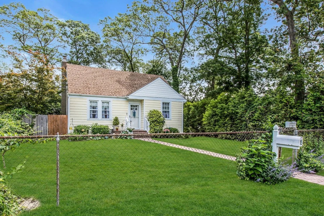 Photo of 15 Robbins Avenue