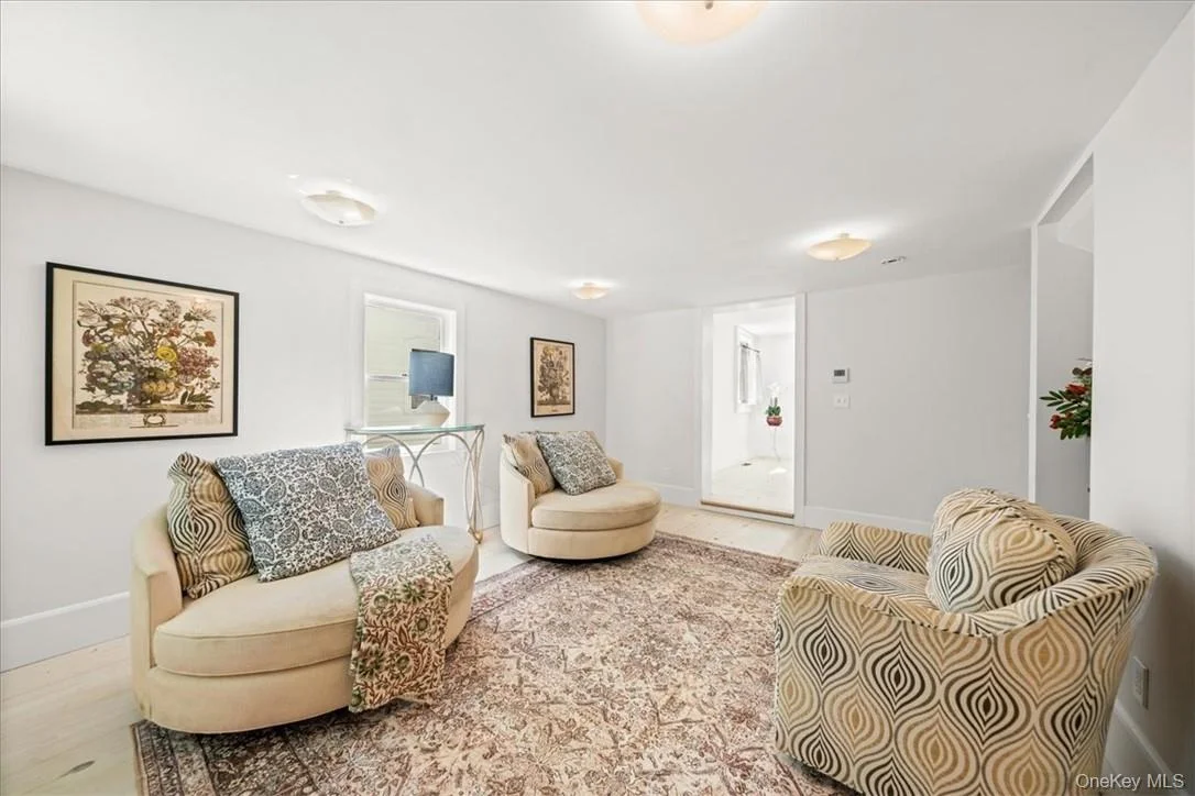 Photo of 2585 River Road