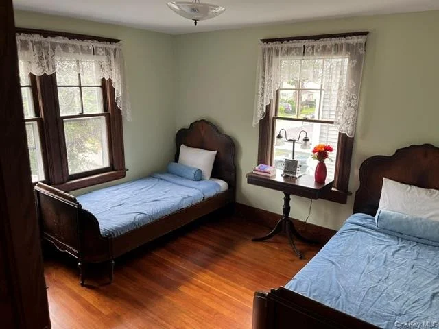 Photo of 10 Oakwood Boulevard